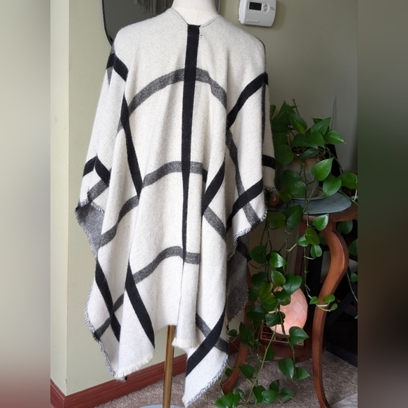 Marcus Adler Black & Cream Plaid Poncho Wrap Faux Fur OS - Picture 7 of 11